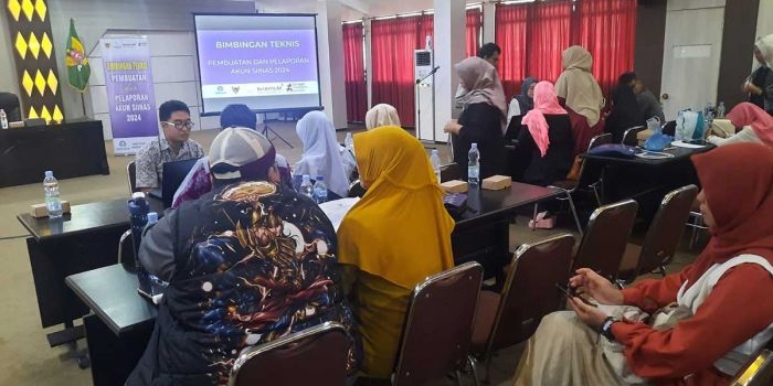 Para pelaku usaha saat mengikuti Bimbingan Teknis Sistem Informasi Industri Nasional (SIINAS) dengan mengundang narasumber dari Disperdagin Provinsi Jawa Timur, Kamis-Jumat (27-28/4/2024).