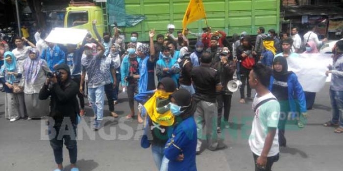 Puluhan aktivis dari Pergerakan Mahasiswa Islam Indonesia (PMII) Cabang Situbondo saat berorasi di depan kantor DPRD Situbondo. foto: MURSIDI/ BANGSAONLINE