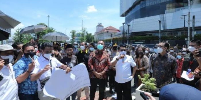Tampak massa aksi Kamisan saat menggelar demo di Taman Signature, Semarang, Jawa Tengah, Kamis (18/11/2021). Mereka mengusir Moeldoko. Foto: tangkapan layar video