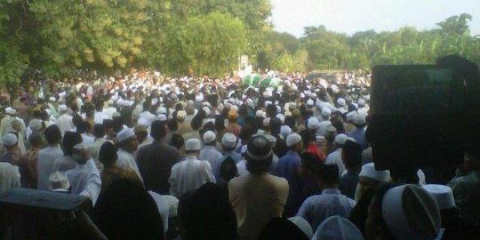 Ribuan pelayat yang mengantarkan jenazah KH Ahmad Maimun Adnan ke peristirahatan terakhir, kemarin. Foto : shopii/BangsaOnline.com