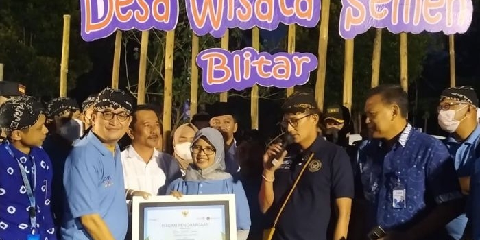 Menteri Pariwisata dan Ekonomi Kreatif Sandiaga Uno (pegang mik) memberikan piagam penghargaan kepada Desa Semen sebagai satu dari 50 desa yang masuk Anugerah Desa Wisata Indonesia (ADWI) 2022.