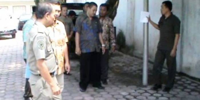 Anggota dewan saat melakukan sidak di salah satu RS bersalin di Kota Kediri. (Arif Kurniawan/BANGSAONLINE)