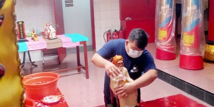 Kegiatan mencuci patung dewa di Kelenteng Boo Hway Bio Mojoagung.