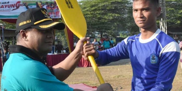 Bupati MKP membuka secara simbolis Lomba Dayung Perahu Majapahit dengan menyerahkan dayung kepada atlet. foto: YUDI EP/ BANGSAONLINE