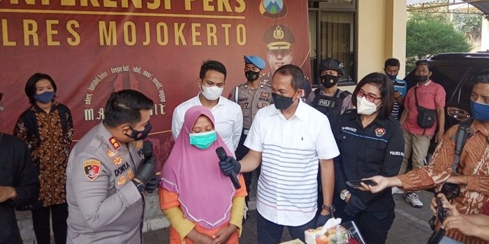 Pelaku saat dirilis di Mapolres Mojokerto.