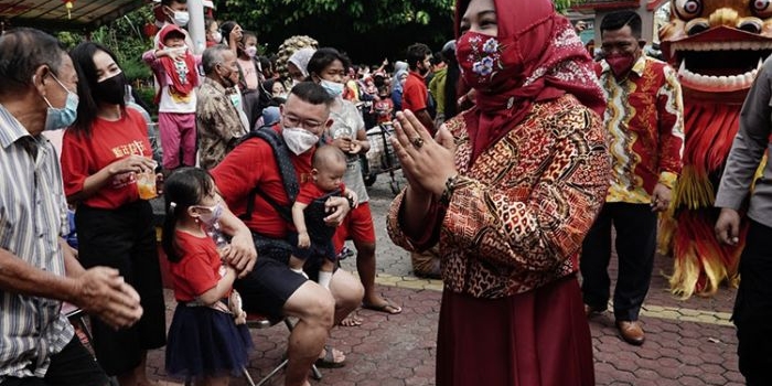 Wali Kota Mojokerto, Ika Puspitasari, saat menghadiri perayaan imlek di TITD Kelenteng Hok Sian Kiong.