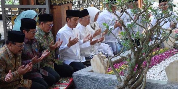 Jokowi di makam KH. Hasyim Asy