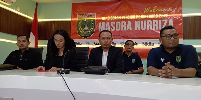 Abdullah Umar (tengah) saat memperkenalkan Masdra Nurriza (kanan) sebagai pelatih kepala Persibo.