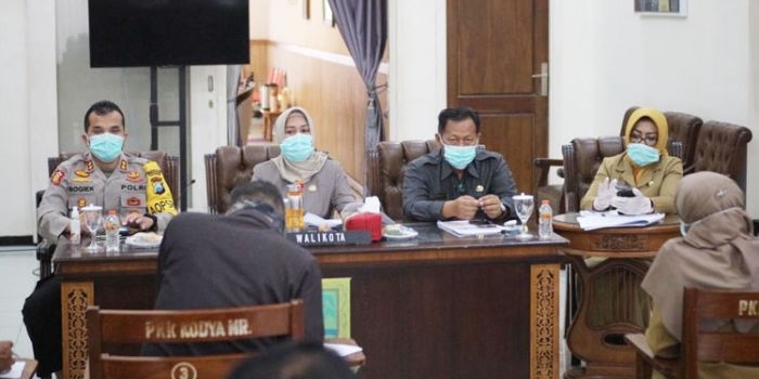 Wali Kota Mojokerto Ika Puspitasari bersama Forkopimda saat memberikan keterangan terkait penyaluran bantuan bagi warga terdampak Covid-19, Senin (13/4).