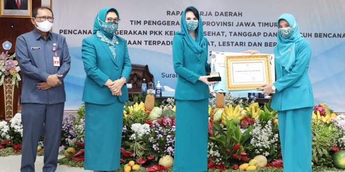 Ketua TP PKK Provinsi Jatim Ny. Arumi Bachsin Emil Dardak didampingi Kepala DPMD Jatim Soekaryo dan Gardjati Tjahjono (istri Sekdaprov Jatim) menyerahkan penghargaan kepada Ketua TP PKK Mojokerto Hj. Shofiya Hana Al-Barra.