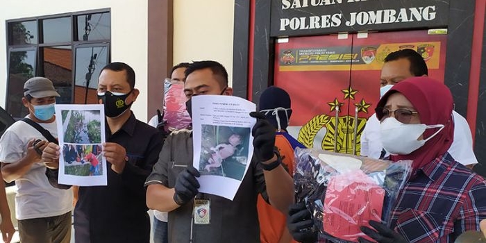 Kasat Reskrim Polres Jombang AKP Teguh Setiawan saat pers rilis. (foto: AAN AMRULLOH/BANGSAONLINE)