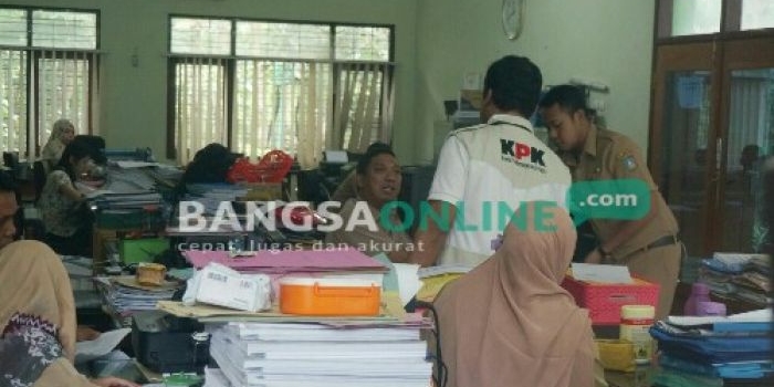 Penyidik KPK saat menjalankan tugas penggeledahan dikantor Dinas PU Cipta Karya. foto: dok.bangsaonline/ RONY SUHARTOMO