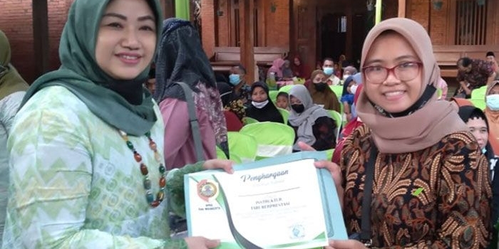 Ketua DPRD Kabupaten Mojokerto, Ayni Zuroh, saat memberi penghargaan kepada salah satu guru tari.