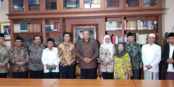 Para kiai foto bersama dengan Khofifah Indar Parawansa, Susilo Bambang Yudhoyono, Soekarwo dan Emil Dardak di perpustakaan pribadi SBY di Puri Cikeas Bogor Jawa Barat seusai penandatanganan surat rekom.