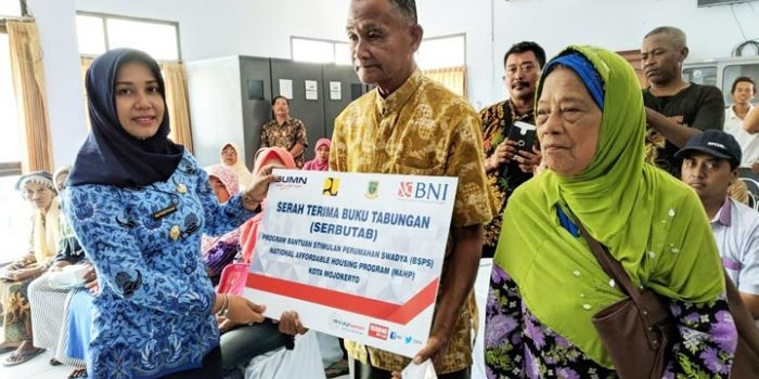 Wali Kota Mojokerto Ika Puspitasari menyerahkan tabungan kepada penerima bantuan BSPS.