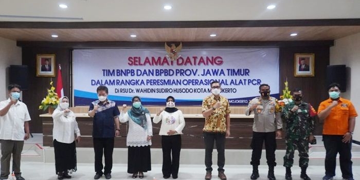 Ning Ita didampingi Kapolres Mojokerto Kota AKBP Deddy Supriadi, meresmikan mesin PCR dan TCM di Hall Gajah Mada, RSUD dr. Wahidin Sudiro Husodo, Rabu (2/9).