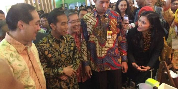 PAMERAN. Paul Janelle, Presiden Direktur PT HM Sampoerna Tbk saat meninjau stan pameran  Trade Expo 2014.