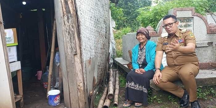 Pj Wali Kota Mojokerto Ali Kuncoro saat mengunjungi salah seorang lansia tidak mampu.
