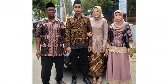 Kedua mempelai bersama keluarganya saat berada di depan mobil pengantin gratis dari ASC Fondation.