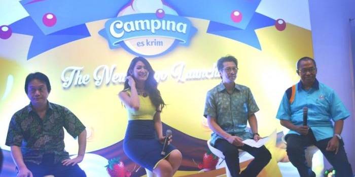 Samudera Prawirawidjaja didampingi Puteri Indonesia 2011 Maria Selena saat jumpa pers launching logo baru Campina. foto : yuli/bangsaonline