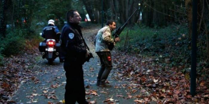 ?Petugas dengan senapan bius mencari harimau yang lepas di Montevrain. Foto:repro bbc