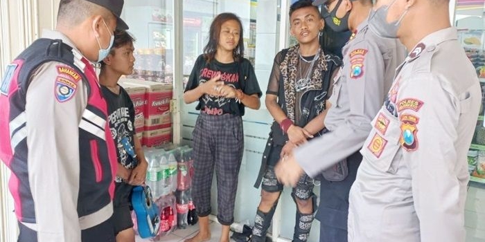 Unit Patroli Samapta Polsek Pacet tampak memberikan pembinaan dan penyuluhan kepada anak-anak punk di kawasan pertokoan Pandanarum, Jumat (27/05/2022). 