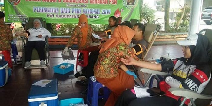 Donor darah di Alun-alun Jombang.