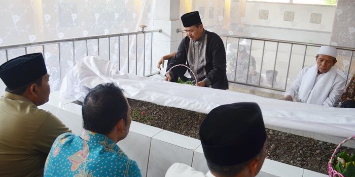 Wakil Bupati Mojokerto Pungkasiadi, didaulat membacakan paluhuran (silsilah) Syekh Jumadil Kubro. Foto: YUDI EP/BANGSAONLINE