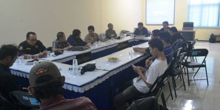Sejumlah wartawan saat rapat terkait pembentukan Forum Komunikasi Wartawan Lumajang (FKWL). (Imron/BangsaOnline)