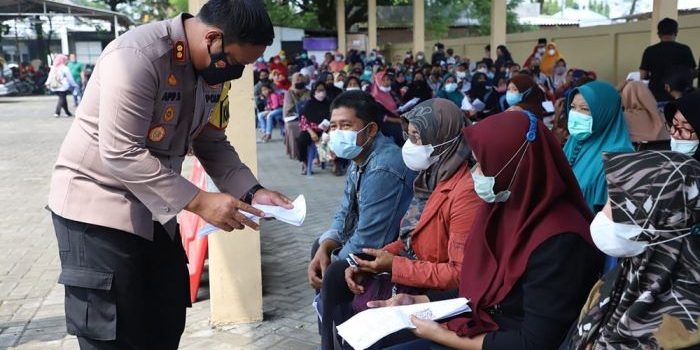 Kapolres Mojokerto AKBP Apip Ginanjar saat mengabsen para pedagang yang mendapat BTPKLWN, Sabtu (2/4/2022).