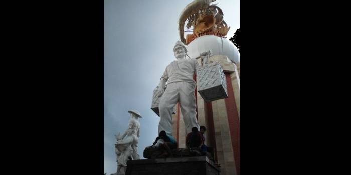 Tiga pekerja sedang melakukan pemretelan salah satu pondasi patung manusia monumen Jayandaru yang berada di alun-alun Sidoarjo. Foto : nanang ichwan/BangsaOnline.com