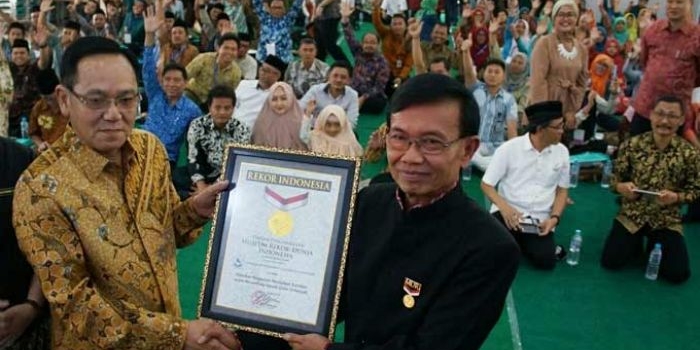 Penyerahan rekor Muri di lantai 3 gedung KH. M. Yusuf Hasyim pesantren Tebuireng Jombang.