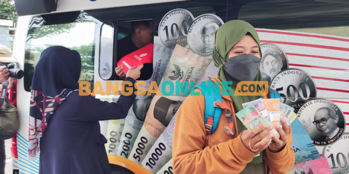 Seorang warga usai melakukan penukaran uang di mobil kas keliling BI. Foto: MUJI HARJITA/ BANGSAONLINE