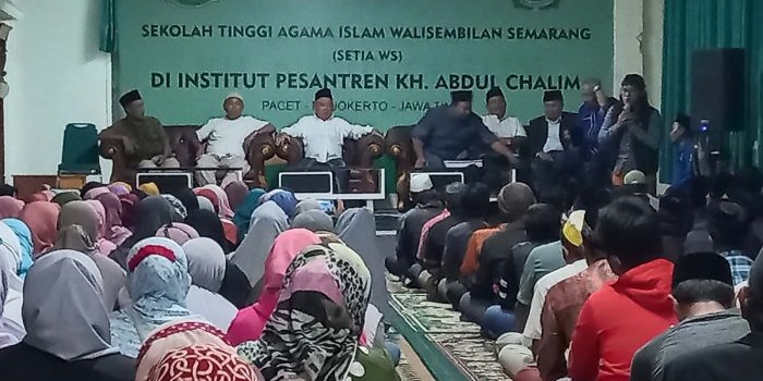 Pengasuh Pondok Pesantren Amanatul Ummah, Prof. Dr. K.H. Asep Syaifuddin Chalim M.A. saat memberi pesan kepada ratusan relawan.