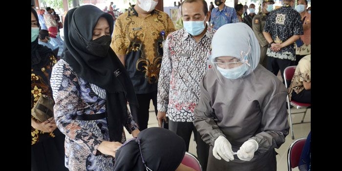 Bupati Mojokerto Ikfina Fahmawati didampingi Wakil Bupati Muhammad Albarraa, Pj. Sekdakab Didik Chusnul Yakin, serta OPD, menilik langsung kegiatan vaksinasi Covid-19.