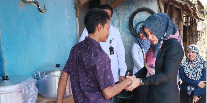Bupati Mojokerto, Ikfina Fatmawati, saat menyerahkan bantuan modal untuk disabilitas.