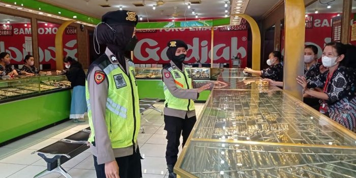 Sejumlah Polwan Polres Mojokerto saat patroli ke salah satu toko emas.