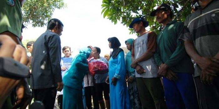 Bupati Jombang Nyono Suharli Wihandoko saat memberikan bantuan kepada korban puting beliung.
