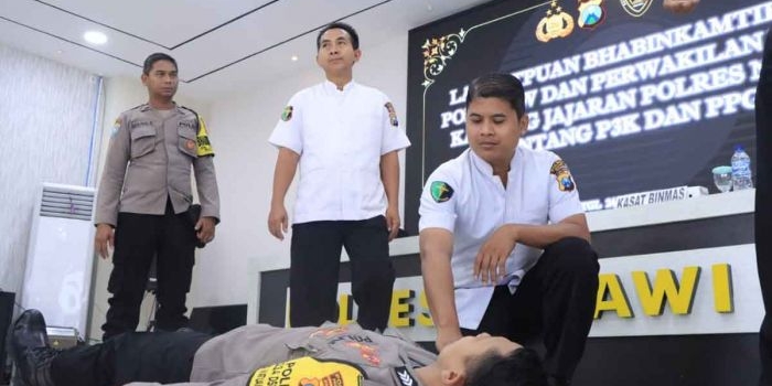 gandeng-damkar-polres-ngawi-gelar-pelatihan-p3k-ke-personelnya
