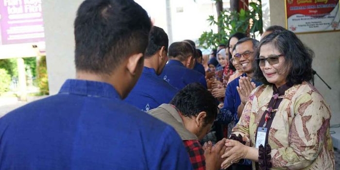 Pj Wali Kota Kediri, Zanariah, saat bersalaman dengan para ASN. Foto: Ist