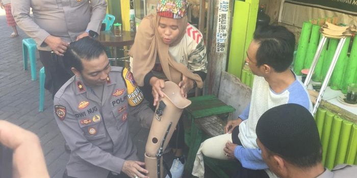 polsek-simokerto-dan-komunitas-brompton-sumbang-kaki-palsu-untuk-warga-difabel-peduli-kamtibmas