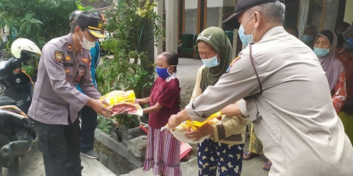 Kapolsek Ploso Kompol Paidi Sadiarto saat memberikan bantuan di Desa Pandanblole. (foto: ist)