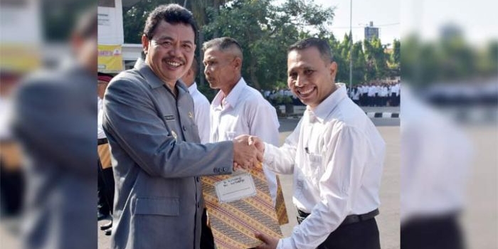 Wakil Bupati Mojokerto Pungkasiadi menyalami salah satu anggota Badan Permusyawaratan Desa (BPD) periode 2019-2025 yang dilantik. 