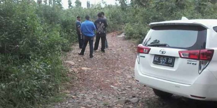 Tim penyidik KPK didampingi Kepala Desa Suru meninjau lokasi yang diduga sebagai aset Bupati Nganjuk. foto: BAMBANG/ BANGSAONLINE