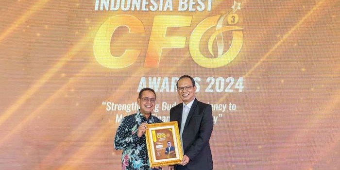 Direktur Keuangan dan Strategi Bank DKI, Romy Wijayanto, saat menerima penghargaan.
