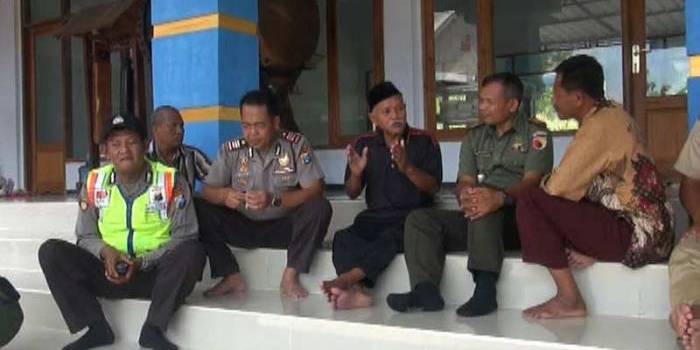 Petugas berjaga di sekitar rumah Jari, pria yang mengaku sebagai Nabi Isa. foto: inews/okezone