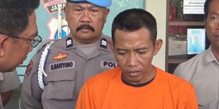 Polisi saat menginterogasi TKI dari Bangkalan yang nekat menyelundupkan narkotika jenis sabu-sabu.