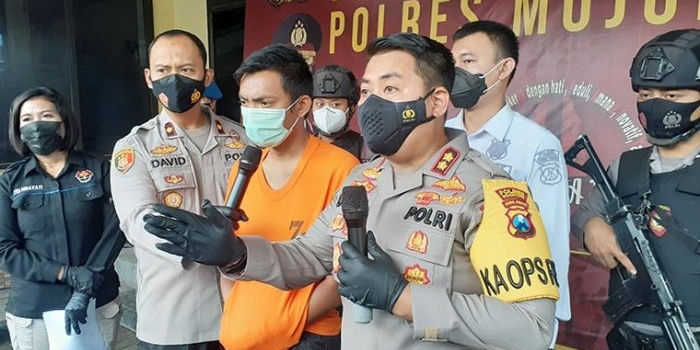 Kapolres Mojokerto AKBP Dony Alexander saat memamerkan tersangka penganiayaan dalam rilis pers, Senin (25/1).