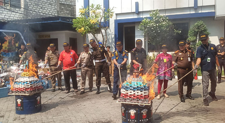 Bea Cukai Gresik Musnahkan Rokok Dan Miras Ilegal Senilai Rp Miliar