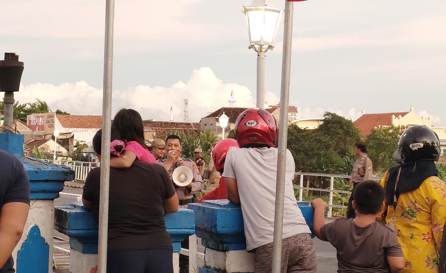 Jelang Tradisi Pladu Ikan Di Sungai Brantas Warga Penuhi Jembatan Lama